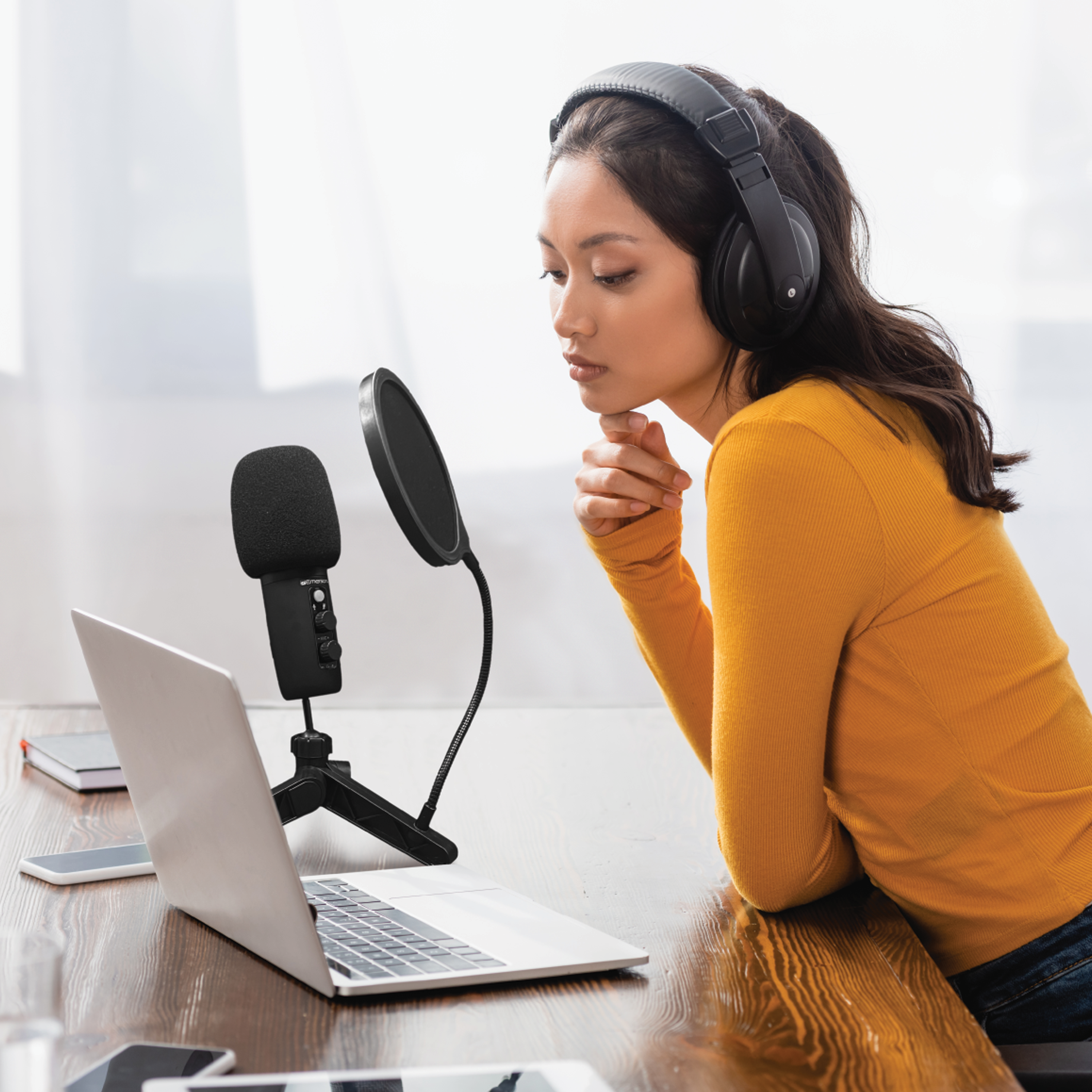 USB Gaming and Streaming Condenser Microphone 
with LED Lighting and Pop Filter