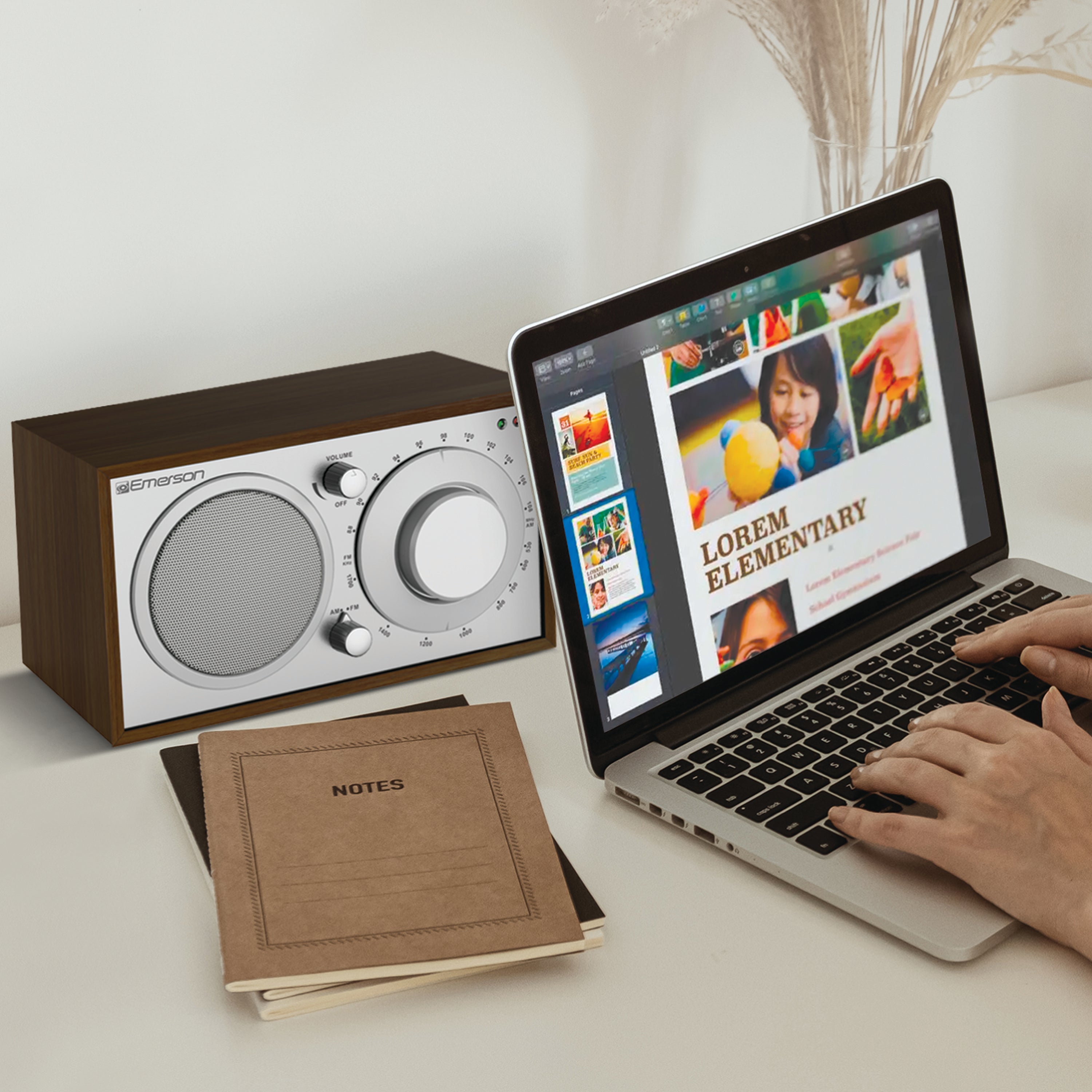 AM / FM Radio 
with Built-in Speaker